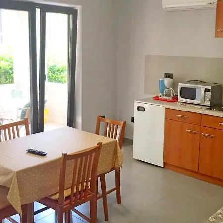 Apartment Cintya *
